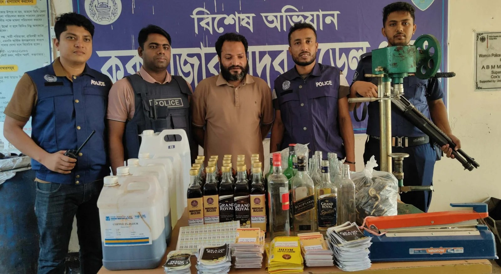 নকল বিদেশি মদ তৈরির কারখানার সন্ধান; সরঞ্জামসহ গ্রেপ্তার ১