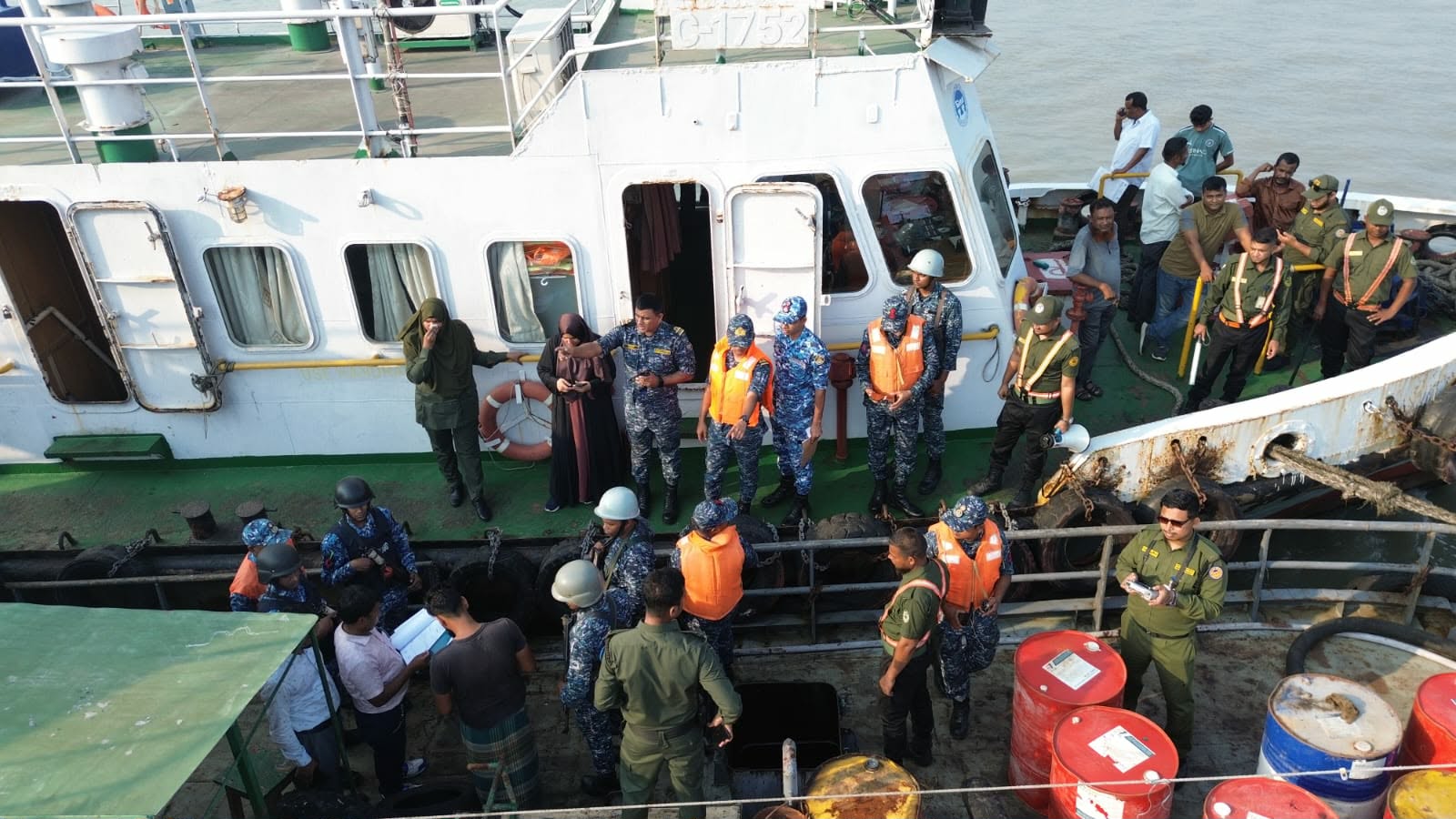 চট্টগ্রামে ট্যাংকার থেকে ৩৭ হাজার লিটার অবৈধ ডিজেল জব্দ