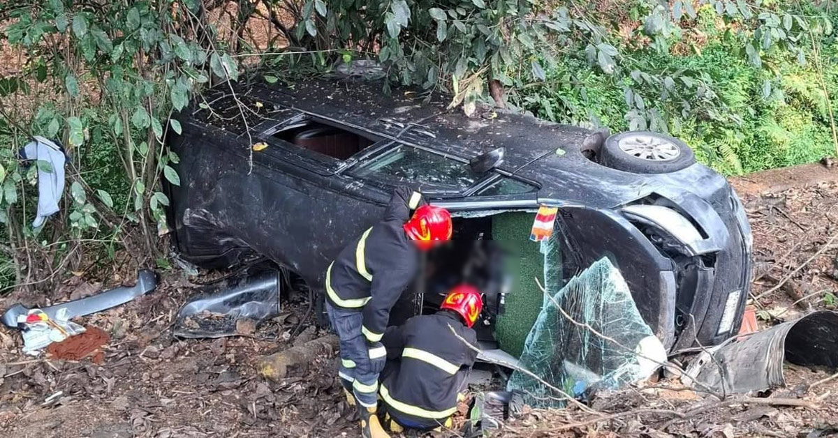 দৈনিক পূর্বকোণ - চট্টগ্রামের দৈনিক চট্টগ্রামে নিয়ন্ত্রণ হারিয়ে মাইক্রোবাস খাদে, তিনজন নিহত