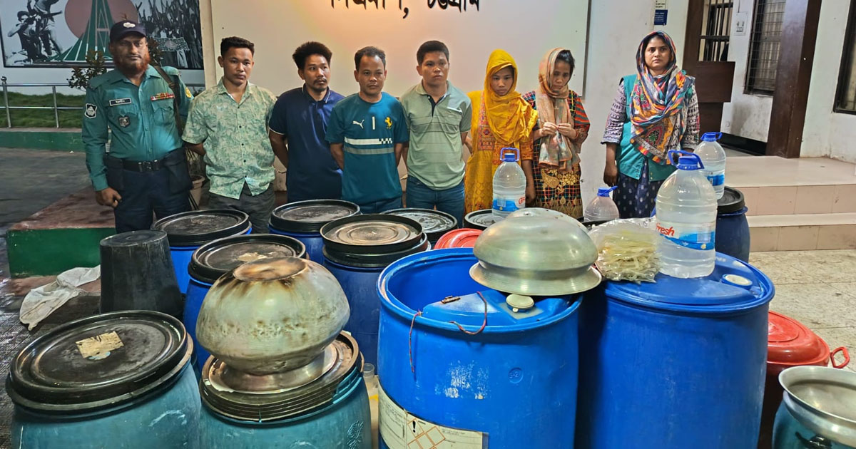 চট্টগ্রামে মদ তৈরির কারখানায় পুলিশের হানা, গ্রেপ্তার ৬