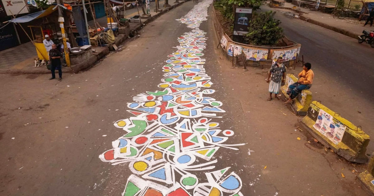 চট্টগ্রামে আলপনায় সেজেছে সড়ক, রঙে-রঙে ছড়িয়ে পড়ল সম্প্রীতির বার্তা