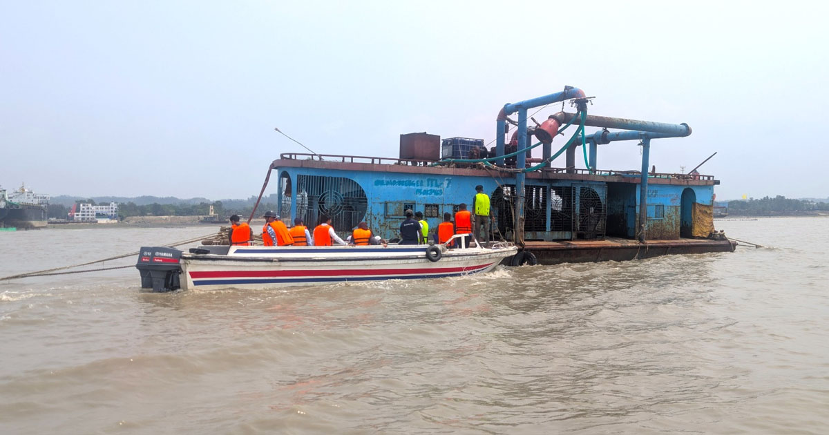 সীতাকুণ্ডে অবৈধভাবে বালু উত্তোলন, ড্রেজারসহ আটক ৫