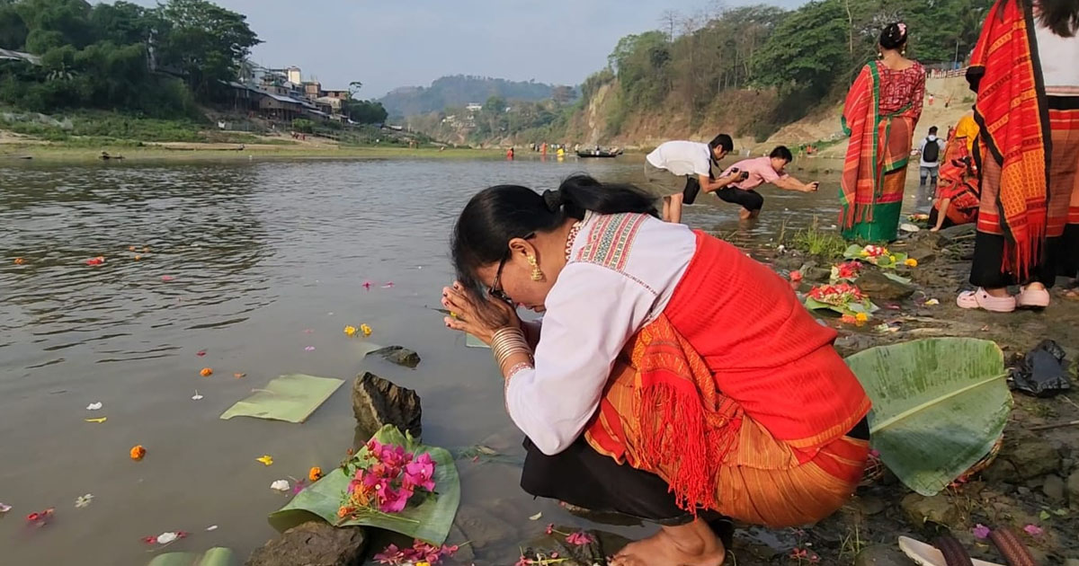 সাঙ্গু নদীতে ফুল ভাসিয়ে বান্দরবানে বর্ষবরণ উৎসব শুরু