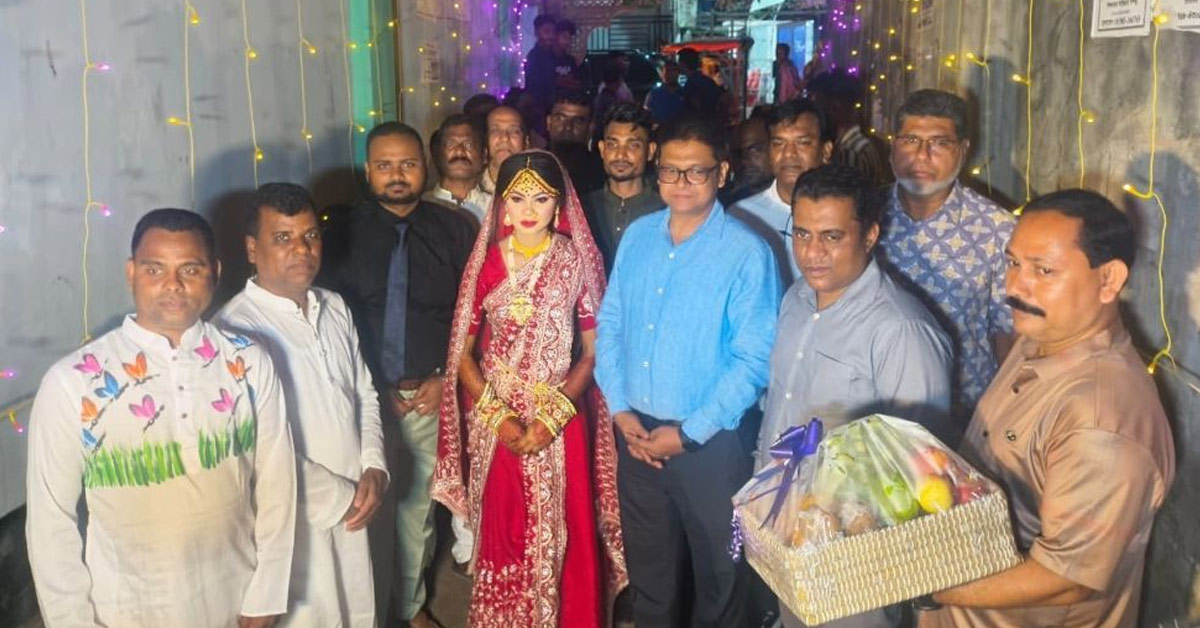 দৈনিক পূর্বকোণ - চট্টগ্রামের দৈনিক মা হারা কন্যার বিয়েতে গিয়ে প্রশংসায় ভাসছেন গাজীপুরের ডিসি