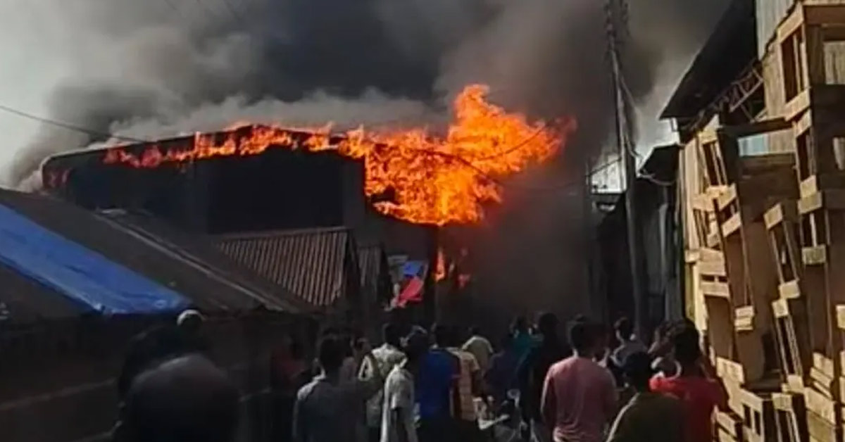 দৈনিক পূর্বকোণ - চট্টগ্রামের দৈনিক চট্টগ্রামে ফোম কারখানায় আগুন, নিয়ন্ত্রণে ৬ ইউনিট