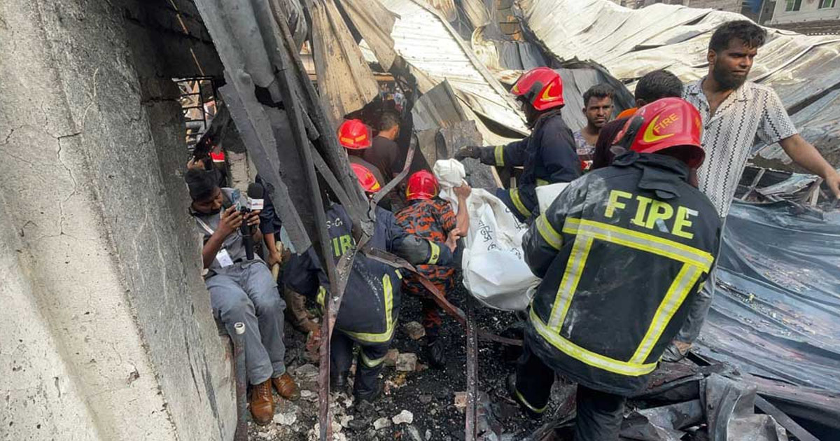 কদমতলীতে গ্যাস লাইটার কারখানায় আগুন, ৫ জনের মরদেহ উদ্ধার