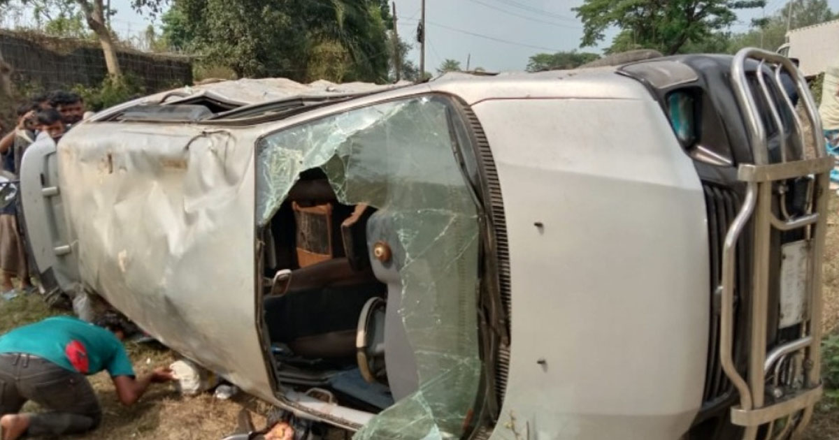 লোহাগাড়ায় মাইক্রোবাস-কাভার্ডভ্যান সংঘর্ষে নিহত ১, আহত ৪