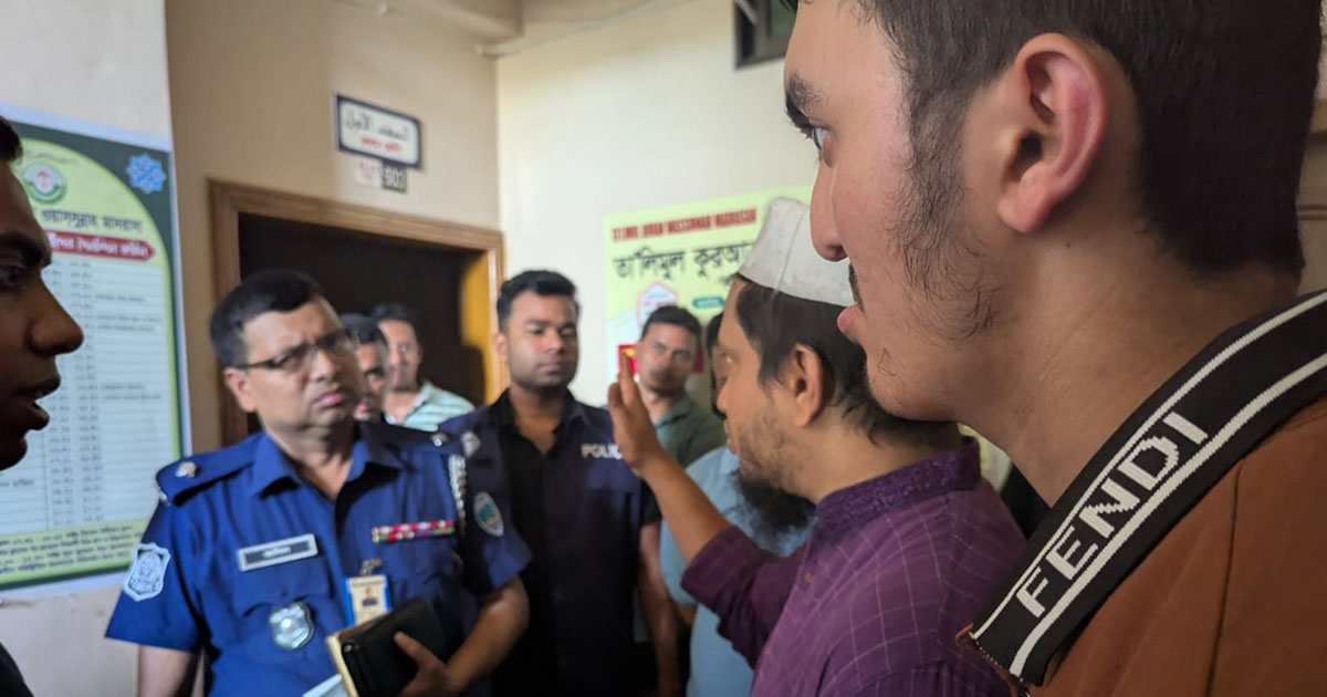 লোহাগাড়ায় মাদ্রাসা থেকে শিক্ষকের ঝুলন্ত মরদেহ উদ্ধার