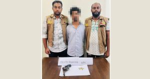 রাতে আসামি গ্রেপ্তার, সকালে অপর আসামির ঘর থেকে অস্ত্র-গুলি উদ্ধার