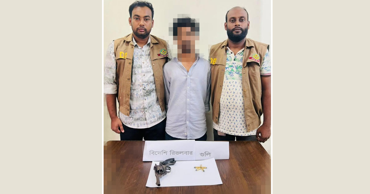 রাতে আসামি গ্রেপ্তার, সকালে অপর আসামির ঘর থেকে অস্ত্র-গুলি উদ্ধার