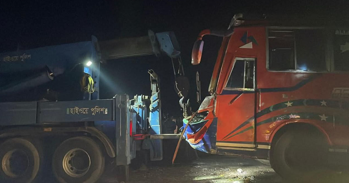 কাভার্ডভ্যানের পেছনে যাত্রীবাহী বাসের ধাক্কা, আহত ১৫