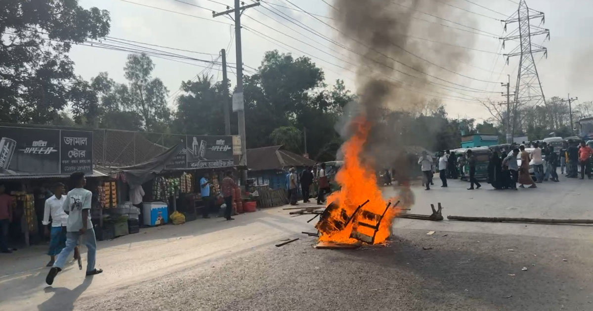 দৈনিক পূর্বকোণ - চট্টগ্রামের দৈনিক মিরসরাইয়ে হামলায় আহত ছাত্রদল নেতার মৃত্যু, প্রতিবাদে সড়কে আগুন