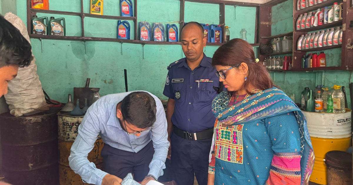 দৈনিক পূর্বকোণ - চট্টগ্রামের দৈনিক বোয়ালখালীতে ১৫০ টাকা দরে অকটেন বিক্রি, জরিমানা গুনলো বিক্রেতা