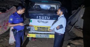 বাঁশখালীতে পাহাড়ি ছড়া থেকে বালু উত্তোলন, ট্রাক জব্দ