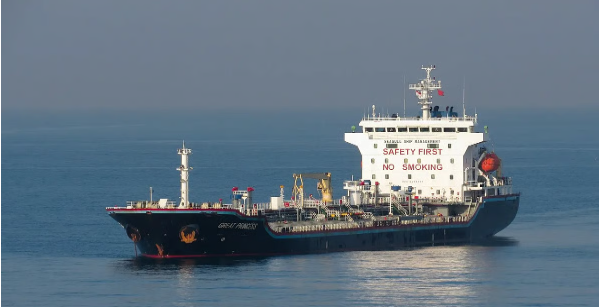 জ্বালানি তেল নিয়ে চট্টগ্রাম বন্দরে আরও ৩ জাহাজ