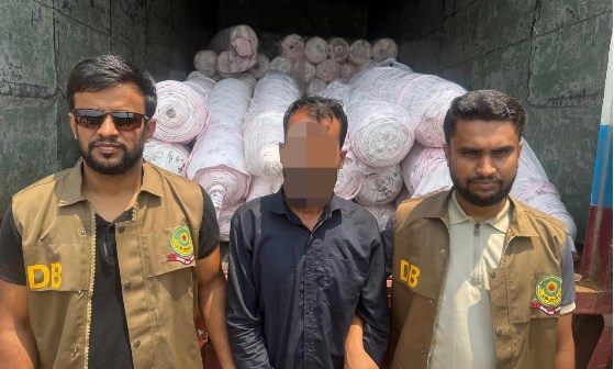 ৮৫ বান্ডেল রোল কাপড়সহ চোর চক্রের এক সদস্য গ্রেপ্তার