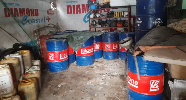 পতেঙ্গায় ২৪৮০ লিটার অকটেন জব্দ, পেট্রোলিয়াম কর্পোরেশনে হস্তান্তর