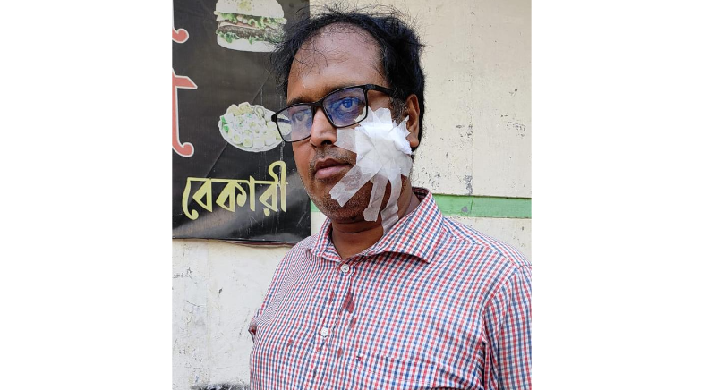 দৈনিক পূর্বকোণ - চট্টগ্রামের দৈনিক চট্টগ্রামে ইভটিজিংয়ের প্রতিবাদ করায় শিক্ষককে মারধর, অভিযুক্ত গ্রেপ্তার