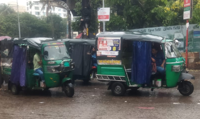 দৈনিক পূর্বকোণ - চট্টগ্রামের দৈনিক প্রবর্ত্তক মোড়ে হাঁটু পানির অজুহাতে দ্বিগুণ ভাড়া আদায় টেম্পো চালকদের