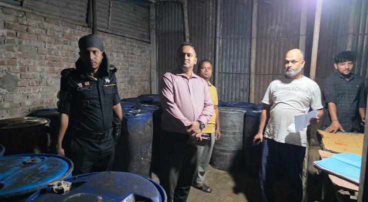 খুলশীতে ১০ হাজার লিটার সয়াবিন তেল মজুত, ২ প্রতিষ্ঠানকে জরিমানা