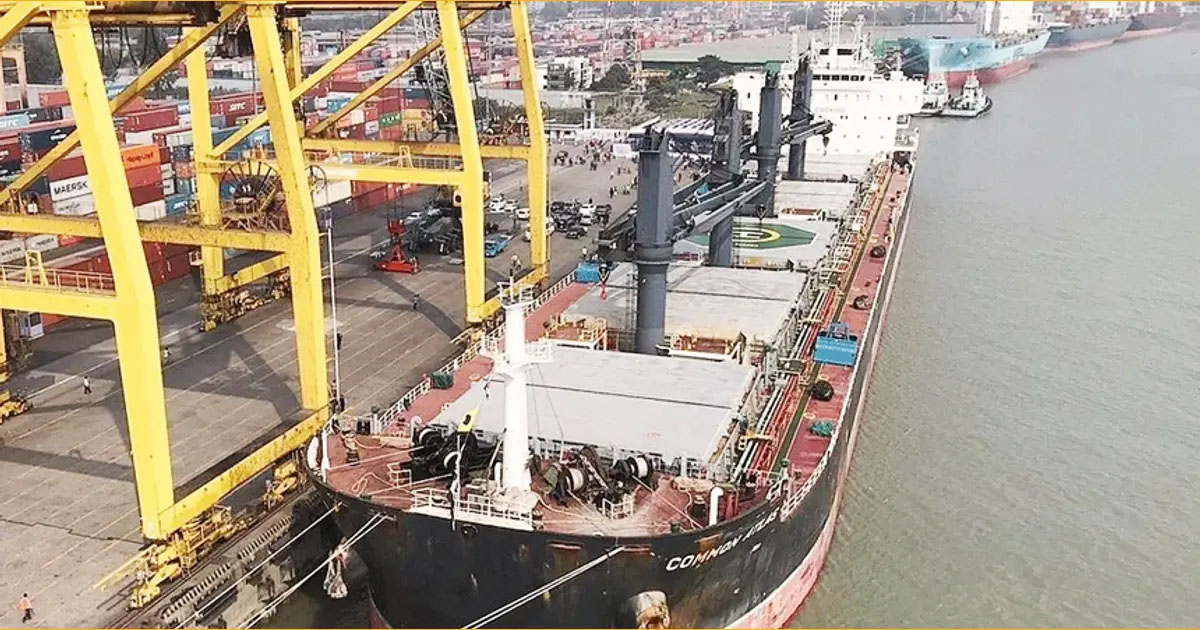 চট্টগ্রাম বন্দরে তেল খালাস করছে দুটি জাহাজ