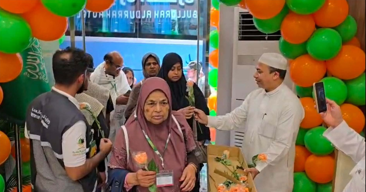 সৌদি আরবে বাংলাদেশি হজযাত্রীদের ফুল দিয়ে বরণ