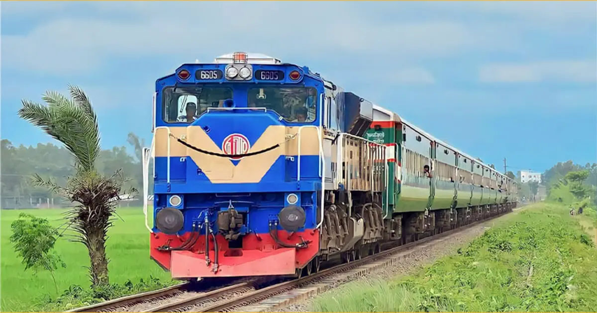 সীতাকুণ্ডে ট্রেনের ছাদ থেকে পড়ে কিশোর নিহত