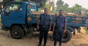 ফটিকছড়িতে মাটি ভর্তি ড্রাম ট্রাক আটক