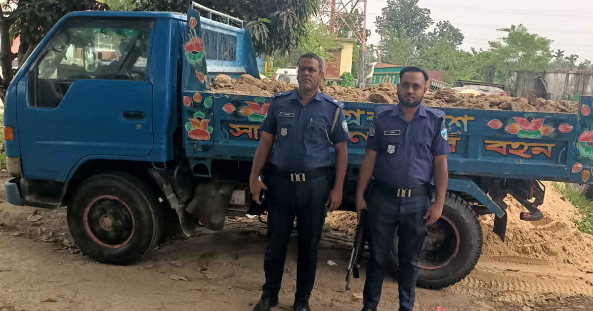 দৈনিক পূর্বকোণ - চট্টগ্রামের দৈনিক ফটিকছড়িতে মাটি ভর্তি ড্রাম ট্রাক আটক