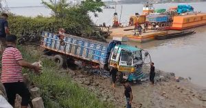 ফেরিঘাট থেকে পড়ে কর্ণফুলীতে ডুবে যাওয়া ট্রাকটি উদ্ধার