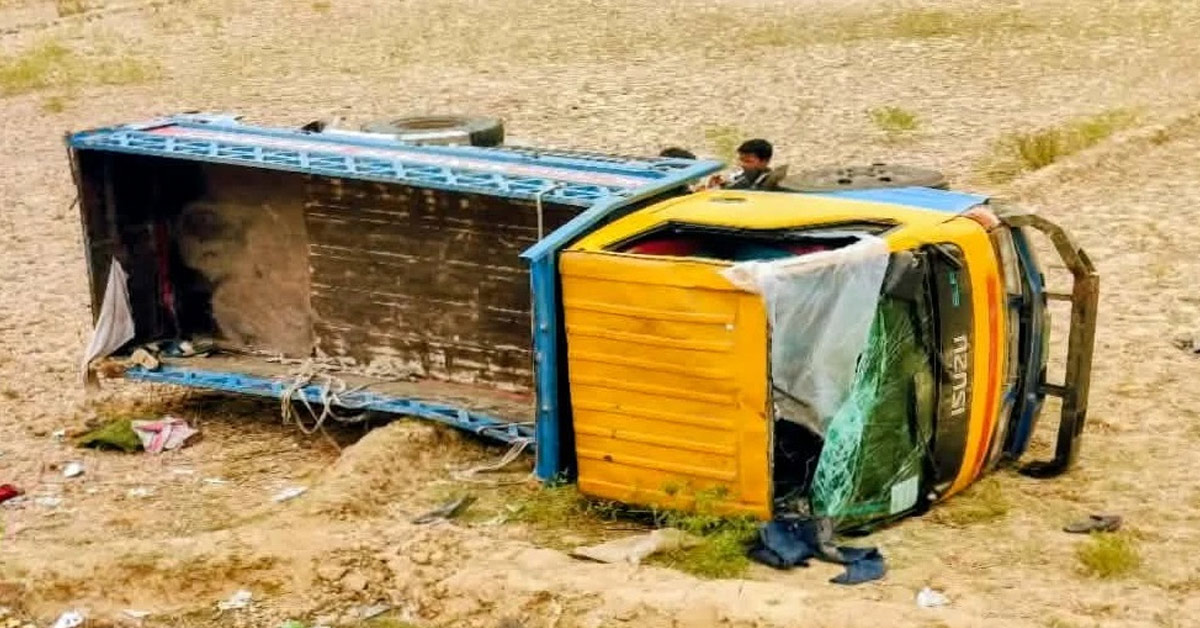 দৈনিক পূর্বকোণ - চট্টগ্রামের দৈনিক টেকনাফে ট্রাক খাদে পড়ে শ্রমিক নিহত, আহত ৩