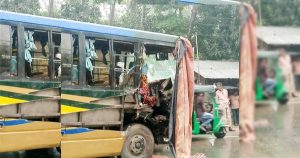 চন্দনাইশে ওভারটেক করতে গিয়ে দুর্ঘটনা, চালকসহ আহত ৪