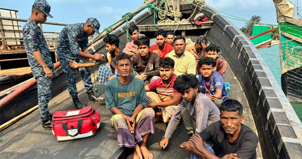 বঙ্গোপসাগরে ৪ দিন ভেসে থাকা ১৫ জেলেকে উদ্ধার