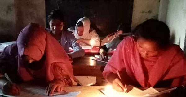 দৈনিক পূর্বকোণ - চট্টগ্রামের দৈনিক রংপুরে মোমবাতি জ্বালিয়ে এসএসসি পরীক্ষা, কেন্দ্রসচিবকে দায়ী