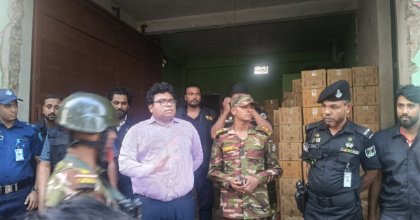 হাটহাজারীতে ভোজ্যতেল মজুতের দায়ে লাখ টাকা জরিমানা, মেয়াদোত্তীর্ণ পণ্য জব্দ