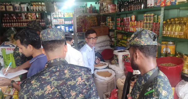 দৈনিক পূর্বকোণ - চট্টগ্রামের দৈনিক আসল মোড়কে নকল বাসমতী চাল, কক্সবাজারে দুই প্রতিষ্ঠানকে জরিমানা