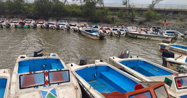 দৈনিক পূর্বকোণ - চট্টগ্রামের দৈনিক লঘুচাপে উত্তাল সাগর: মহেশখালী-কক্সবাজার নৌপথে স্পিডবোট চলাচল বন্ধ