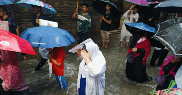 দৈনিক পূর্বকোণ - চট্টগ্রামের দৈনিক হাটহাজারীতে সড়ক ও ড্রেন সংস্কার নেই, জলাবদ্ধতায় দুর্ভোগ এসএসসি পরীক্ষার্থীদের