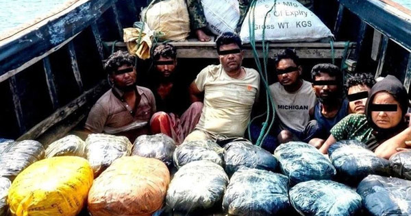 দৈনিক পূর্বকোণ - চট্টগ্রামের দৈনিক ইঞ্জিন বিকল হয়ে মিয়ানমারে ধরা পড়ল বাংলাদেশি ১১ পাচারকারী