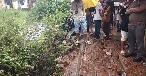 দৈনিক পূর্বকোণ - চট্টগ্রামের দৈনিক কর্ণফুলীতে অতিবৃষ্টিতে দেয়াল ধসে নারীর মৃত্যু, শিশুসহ আহত ৩