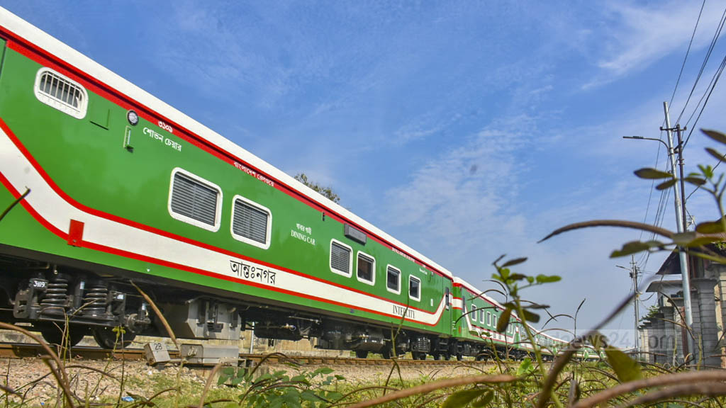 দৈনিক পূর্বকোণ - চট্টগ্রামের দৈনিক কক্সবাজার এক্সপ্রেস ট্রেনে পাথর নিক্ষেপ, ভাঙল যাত্রীর চার দাঁত