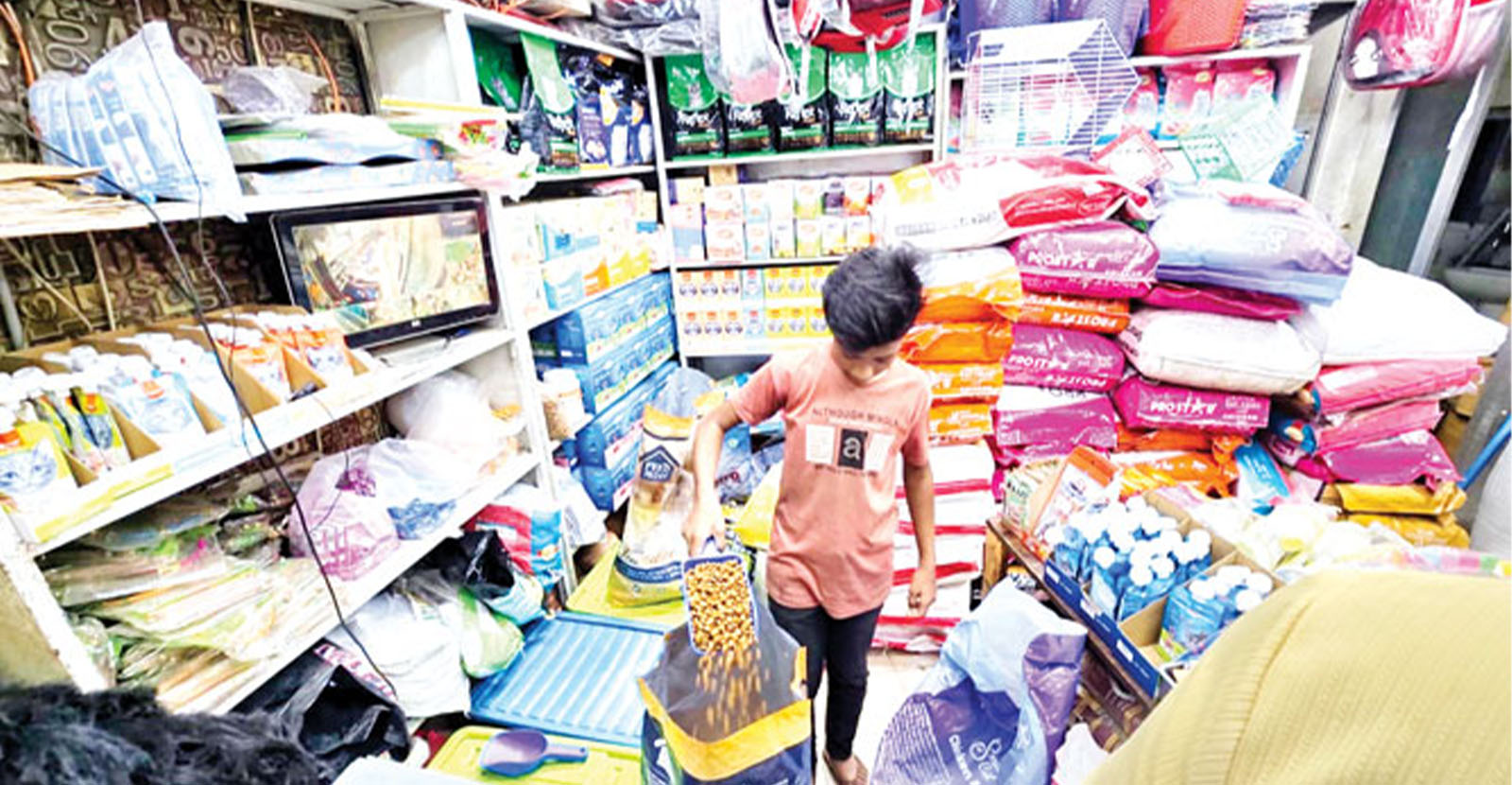 ছয় বছর আগে চট্টগ্রামে পোষা প্রাণীর সংখ্যা ছিল পাঁচ হাজার। সেটি এখন লাখ ছাড়িয়েছে। এই পরিবর্তনের সঙ্গে তাল মিলিয়ে গড়ে উঠছে পেট ফুড ও আনুষঙ্গিক সামগ্রীর দোকান