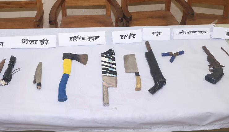 বায়েজিদে পৃথক অভিযানে অস্ত্রসহ ডাকাত দলের ১১ সদস্য গ্রেপ্তার