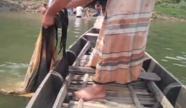ক্রেতার অভাবে রাঙ্গুনিয়ায় নদীতে ফেলা হচ্ছে কোরবানি পশুর চামড়া
