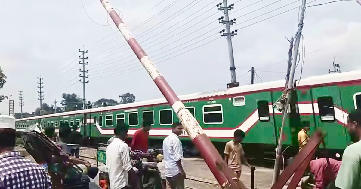 বারইয়ারহাট-খাগড়াছড়ি সড়কে ভেঙেছে রেলক্রসিংয়ের ব্যারিয়ার, ঝুঁকিতে পারাপার