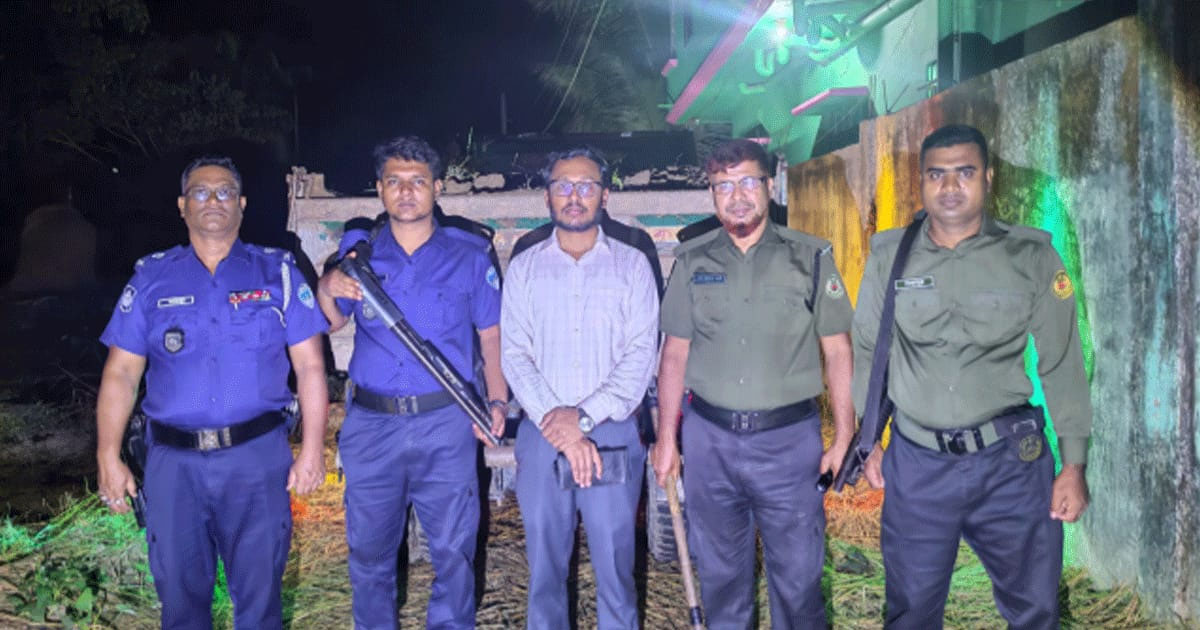 বাঁশখালীতে মধ্যরাতে পাহাড়ে অভিযান, মাটিভর্তি ট্রাক জব্দ