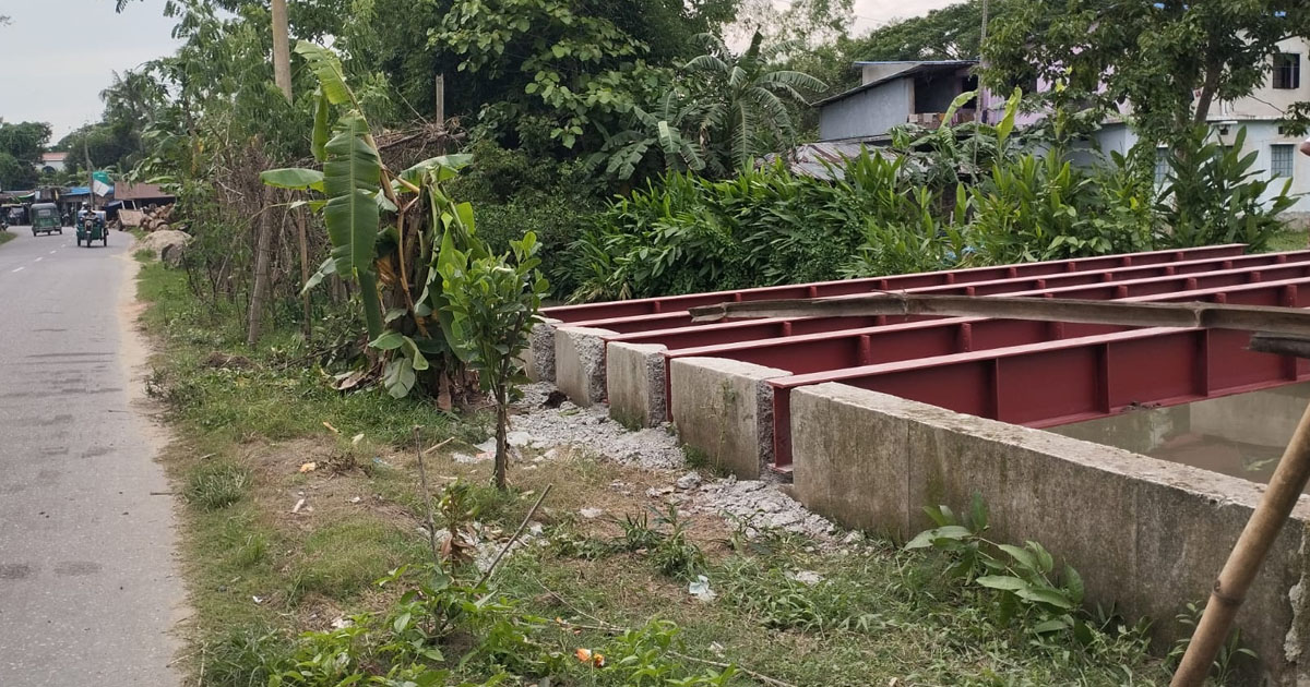 বোয়ালখালীতে খালের অবৈধ ব্রিজ নির্মাণে কাটা হলো সড়ক প্রতিরক্ষার গাইড ওয়াল