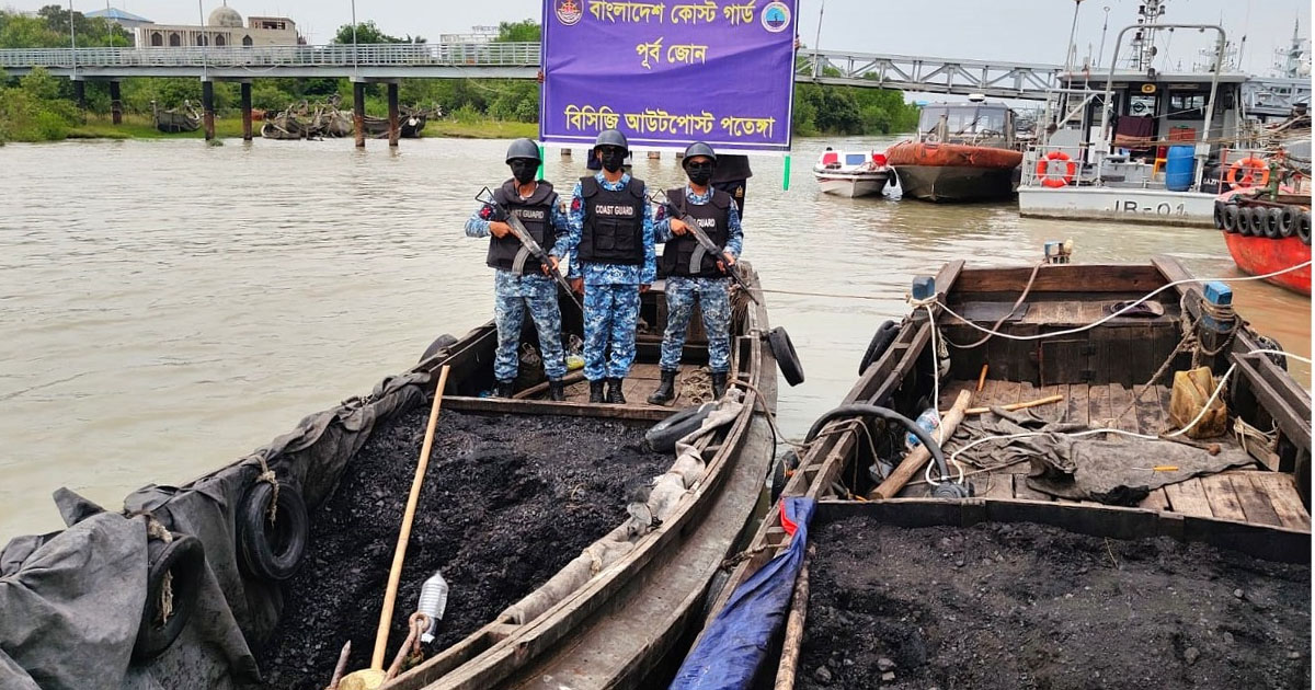 পতেঙ্গায় চোরাই কয়লা ও কেরোসিনসহ ৪টি বোট জব্দ