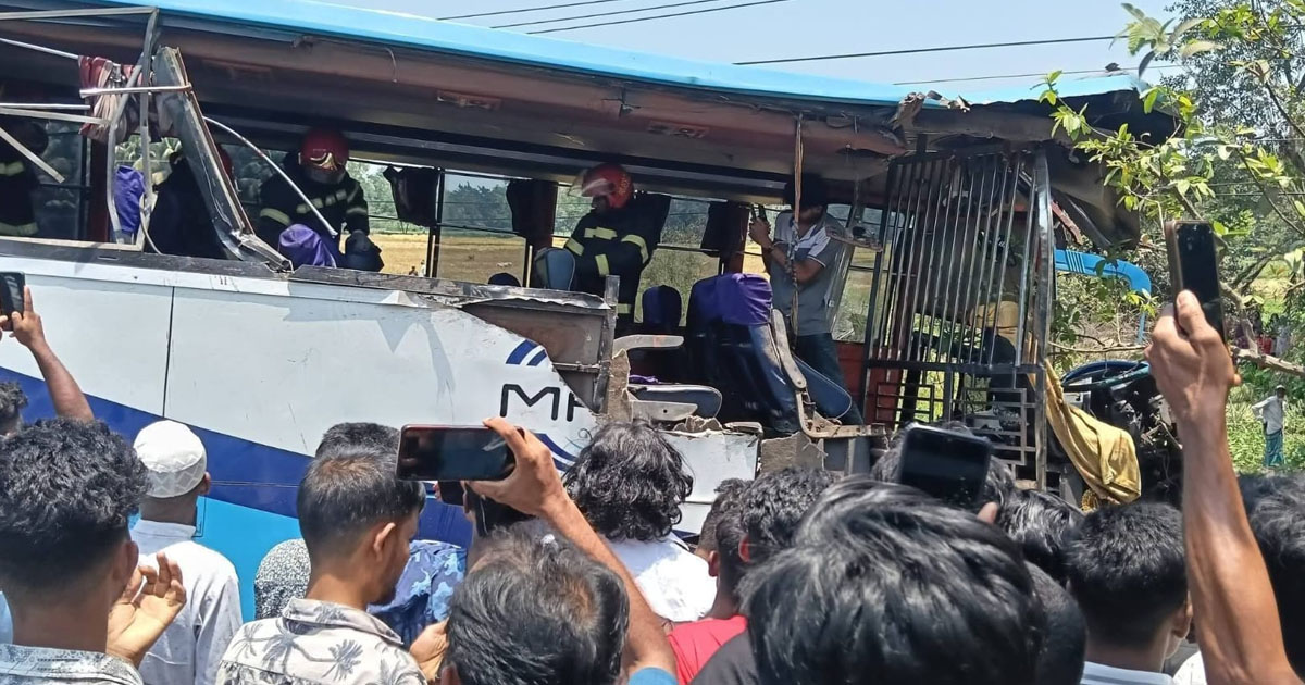 লোহাগাড়ায় দুই বাসের সংঘর্ষে বৃদ্ধা নিহত