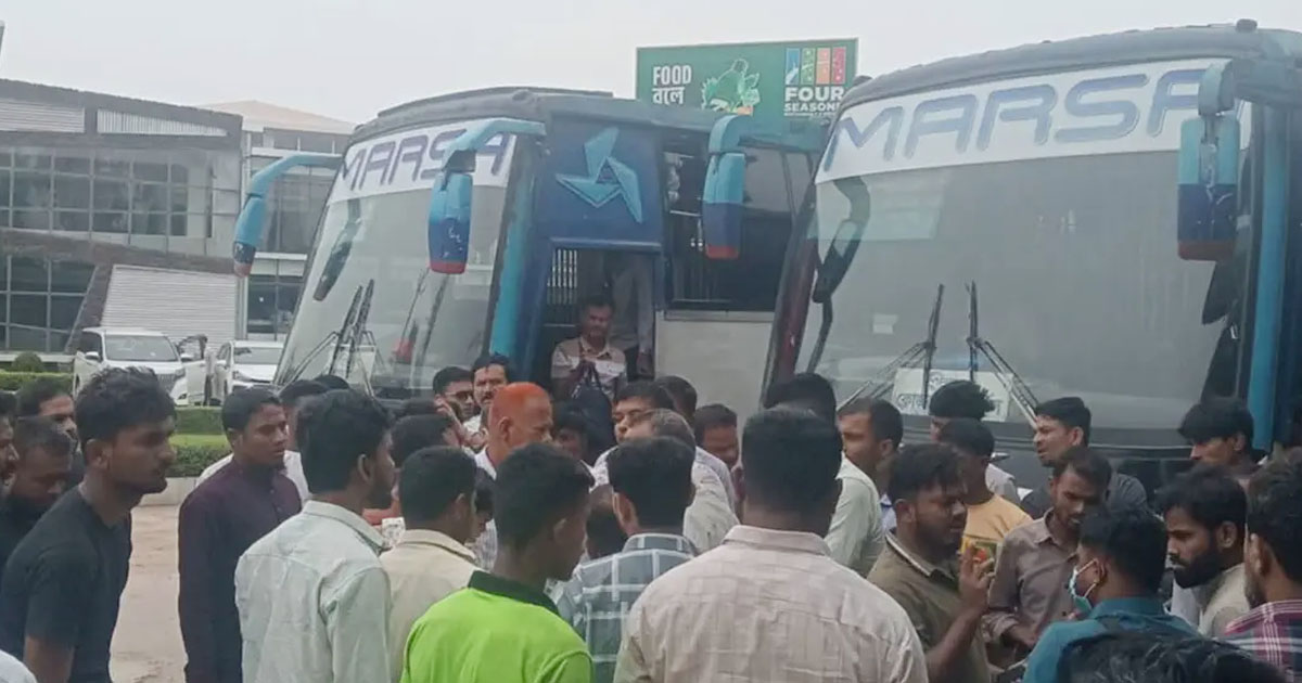লোহাগাড়ায় মারছা পরিবহনের গাড়ি আটকে বিক্ষোভ